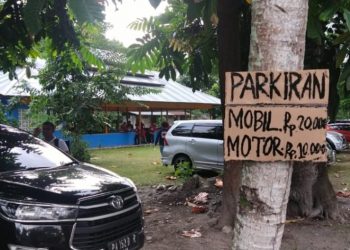 Halaman rumah warga di sekitar Stadium Lukas Enembe, Kampung Harapan, Sentani, disewakan untuk lahan parkir saat pembukaan PON XX 2021, Sabtu (02/10/2021). (fornews.co/foto: Alan Youwe)