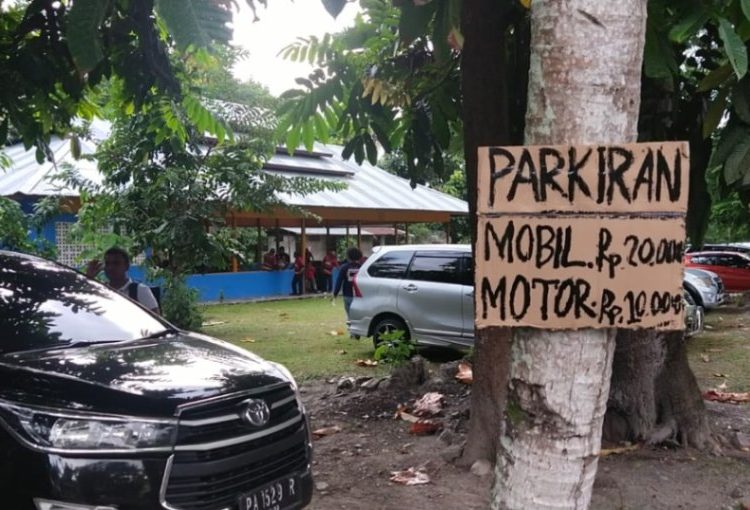 Halaman rumah warga di sekitar Stadium Lukas Enembe, Kampung Harapan, Sentani, disewakan untuk lahan parkir saat pembukaan PON XX 2021, Sabtu (02/10/2021). (fornews.co/foto: Alan Youwe)