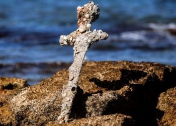 Sebuah pedang yang diyakini milik seorang ksatria tentara salib sekitar 900 tahun lalu, ditemukan di lepas pantai utara Israel. (fornews.co/foto: reuters)