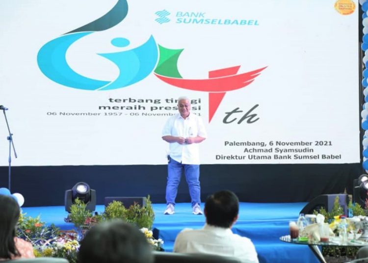 Direktur Utama Bank Sumsel Babel Ahmad Syamsudin saat berbicara pada Ramah Tamah Keluarga Besar Bank Sumsel Babel, di Lobby Lantai 1 Bank Sumsel Babel Kantor Pusat Jakabaring. Sabtu (6/11/2021) Siang. (fornews.co/humas pemprov sumsel)