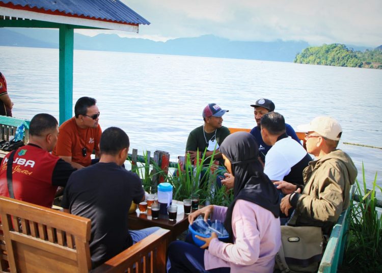 Ketua Umum FPTI Sumsel, Beni Hernedi bersama panitia pelaksana Cabor Panjat Dinding Porprov Sumsel XIII di Danau Ranau, OKU Selatan, Minggu (21/11/2021). (fornews.co/humas pemkab muba)