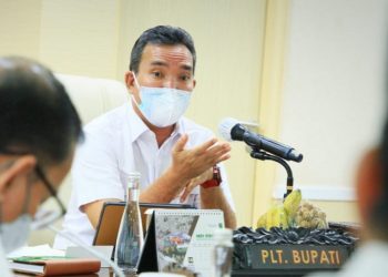 Plt Bupati Muba, Beni Hernedi, saat berbicara pada Rapat Koordinasi Forum TSP Muba Tahun 2021 di Ruang rapat Serasan Sekate, Senin (1/11/2021). (fornews.co/humas pemkab muba)