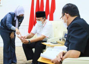 Plt Bupati Muba, Beni Hernedi mencoba Aplikasi Giwang Sumsel dan disaksikan Kepala Disparbud Sumsel, Aufa Syahrizal, di Ruang Rapat Bupati Muba, Kamis (4/11/2021). (fornews.co/humas pemkab muba)