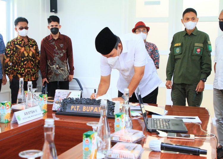 Plt Bupati Muba, Beni Hernedi, menandatanganani kesepakatan bersama antara Pemkab Muba dan MASKOT MUBA di Kantor Perwakilan Musi Banyuasin di Palembang, Jumat (19/11/2021). (fornews.co/humas pemkab muba)