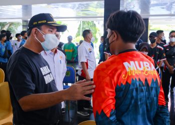 Plt Bupati Muba, Beni Hernedi saat berdialog dengan salah satu atlet, usai pelepasan Kontingen Muba Porprov XIII di Pendopan Griya Bumi Serasan Sekate, Rabu (17/11/2021). (fornews.co/humas pemkab muba)