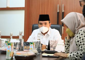 Plt Bupati Muba, Beni Hernedi, saat berbincang dengan Kepala UPTD KPH Wilayah Benakat, Neneng H Leliana Shut, di Kantor Perwakilan Pemkab Muba di Palembang, Jumat (19/11/2021). (fornews.co/humas pemkab muba)