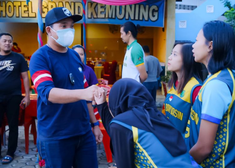Plt Bupati Muba, Beni Hernedi memberi salam kepada para atlet saat mengunjungi kontingen Porprov Muba di Baturaja, Sabtu (20/11/2021). (fornews.co/humas pemkab muba)