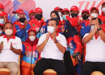 Plt Bupati Muba, Beni Hernedi bersama atlet NPC saat pelepasan Kontingen Muba untuk Peparprov III Sumsel di Pendopoan Griya Bumi Serasan Sekate, Senin (29/11/2021). (fornews.co/humas pemkab muba)