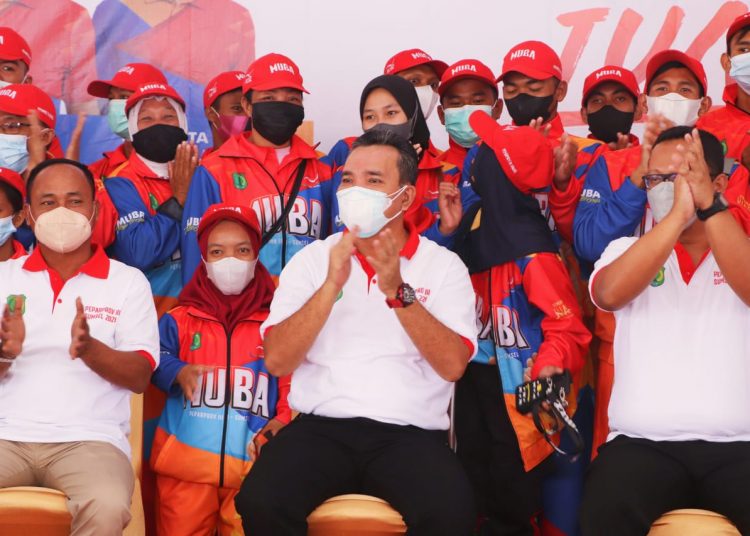 Plt Bupati Muba, Beni Hernedi bersama atlet NPC saat pelepasan Kontingen Muba untuk Peparprov III Sumsel di Pendopoan Griya Bumi Serasan Sekate, Senin (29/11/2021). (fornews.co/humas pemkab muba)