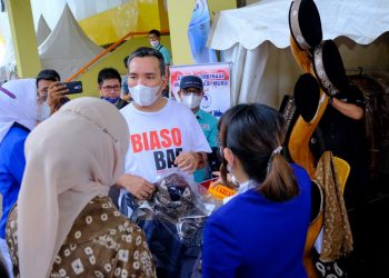 Plt Bupati Muba, Beni Hernedi, saat mengunjungi stand yang ada pada Gebyar Millenial Bussines Creative Twentyone, di GOR Ranggonang, Jumat (26/11/2021). (fornews.co/humas pemkab muba)