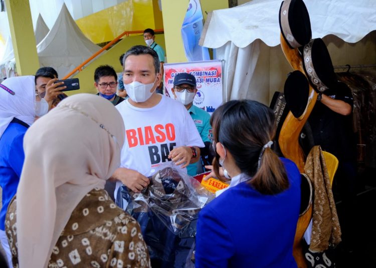 Plt Bupati Muba, Beni Hernedi, saat mengunjungi stand yang ada pada Gebyar Millenial Bussines Creative Twentyone, di GOR Ranggonang, Jumat (26/11/2021). (fornews.co/humas pemkab muba)
