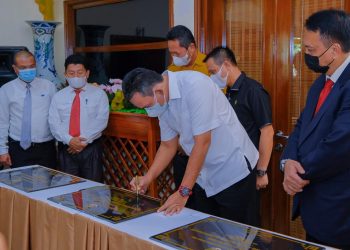 Plt Bupati Muba, Beni Hernedi menandatangani prasasti untuk tiga unit usaha PT Muba Link, di Grand Ranggonang Hotel Sekayu, Selasa (23/11/2021). (fornews.co/humas pemkab muba)