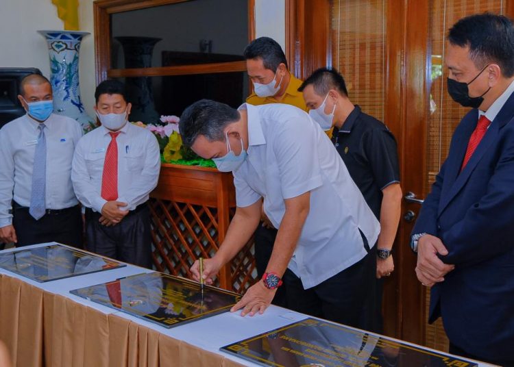 Plt Bupati Muba, Beni Hernedi menandatangani prasasti untuk tiga unit usaha PT Muba Link, di Grand Ranggonang Hotel Sekayu, Selasa (23/11/2021). (fornews.co/humas pemkab muba)