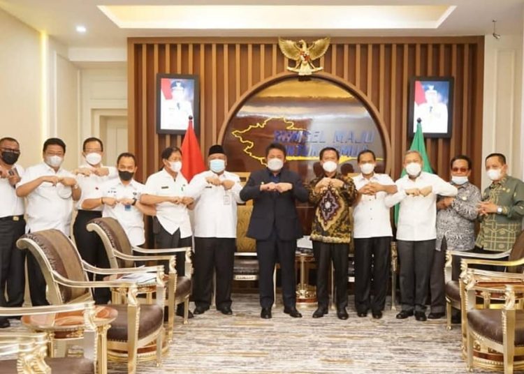 Gubernur Sumsel Herman Deru bersama Panitia Daerah OKU Raya sebagai tuan rumah Porprov XIII, di Ruang Tamu Gubernur Sumsel, Rabu (10/11/2021). (fornews.co/humas pemprov sumsel)

  