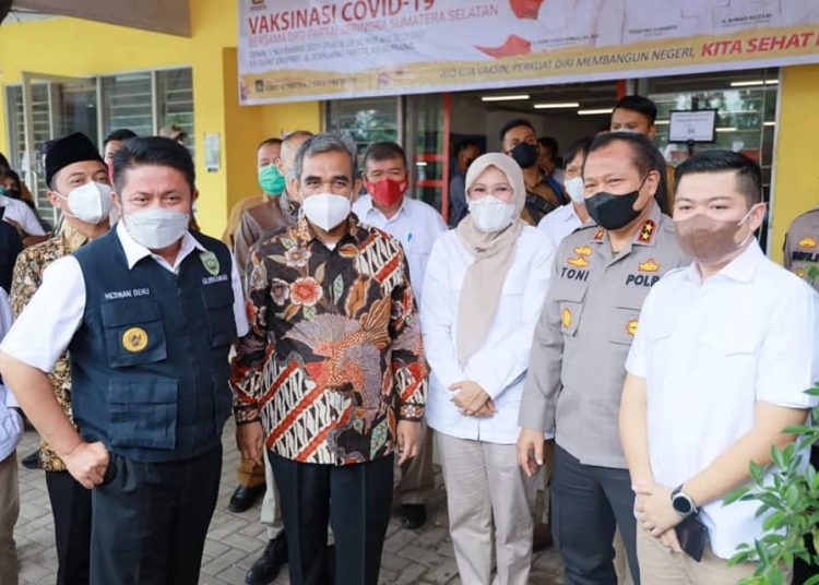 Gubernur Sumsel, Herman Deru, bersama Sekjen Partai Gerindra Ahmad Muzani, dan Kapolda Sumsel Irjen Pol Toni Harmanto, saat melihat vaksinasi yang digelar DPD Partai Gerindra Sumsel di Gedung ex Giant Jalan Soekarno Hatta Palembang, Senin (01/11/2021).(fornews.co/humas pemprov sumsel)