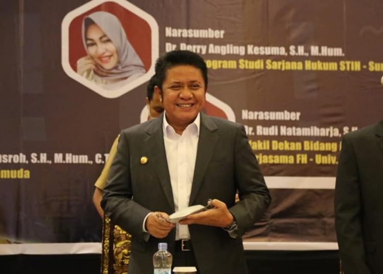 Gubernur Sumsel, Herman Deru saat menjadi Keynote pada seminar nasional ilmu hukum dan sosial di Ballroom Hotel Aryaduta Palembang, Senin (29/11). (fornews.co/humas pemprov sumsel)