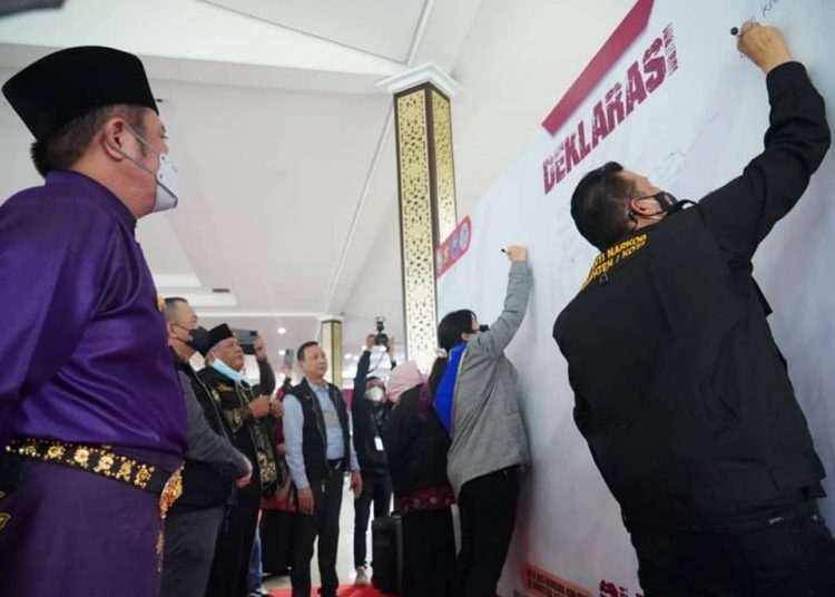 Gubernur Sumsel, Herman Deru saat menyaksikan Duta Literasi Sumsel, Ratu Teny Leriva dan salah satu Duta Anti Narkoba menuliskan pesan, usai pengukuhan Duta Anti Narkoba di Griya Agung Palembang, Sabtu (20/11/2021). (fornews.co/humas pemprov sumsel)