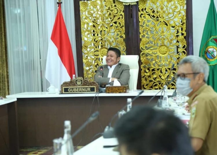 Gubernur Sumsel, Herman Deru saat memaparkan dua inovasi unggulan pada ajang Innovative Government Award (IGA) 2021 secara virtual dari Griya Agung, Selasa (23/11/2021). (fornews.co/humas pemprov sumsel)