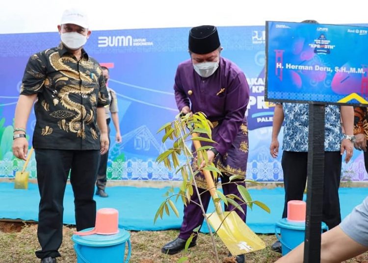 Gubernur Sumsel, Herman Deru melakukan penanaman pohon di sela-sela peresmian program KPR Pasti BTN di Kecamatan Rambutan, Banyuasin, Sabtu (20/11/21). (fornews.co/humas pemprov sumsel)