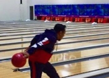 Ketua Panitia Kejurnas Boling Soetopo Jananto, Bambang Supriyanto, saat menjajal venue Palembang Bowling Center.(fornews.co/ist)