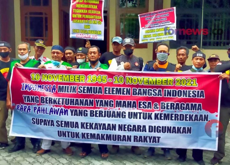 KONAS di halaman gedung DPRD Klaten membentangkan spanduk dan poster agar pemerintah segera bertindak.