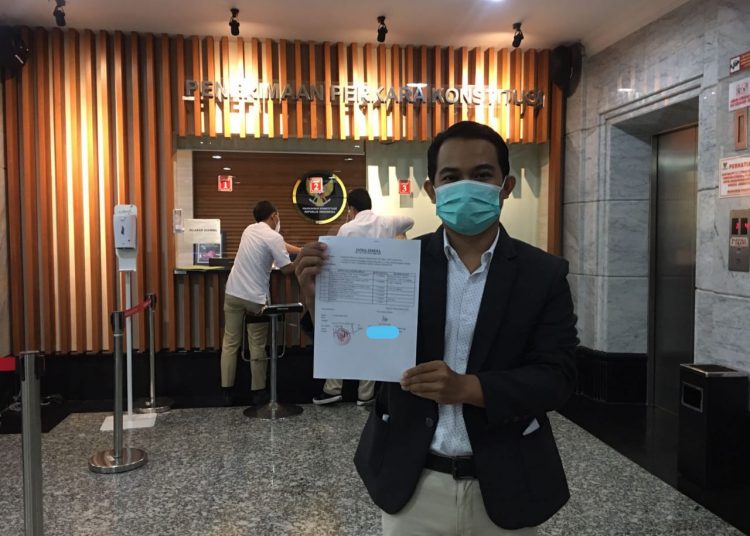 Lembaga Bantuan Hukum (LBH) Pers menunjukkan surat permohonan sebagai Pihak Terkait yang Berkepentingan Tidak Langsung kepada kepada MK pada Pengujian UU Pers Perkara Nomor: 38/PUU-XIX/2021. (fornews.co/ist) 