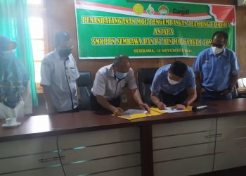 Presiden Direktur PT Hindoli, unit bisnis CTP di Sumatera Selatan Anton Asmara dan Kepala SMKPP Negeri Sembawa Ir Mattobi'i, MP, saat menandatangani MoU, di SMK PP Negeri Sembawa, kabupaten Banyuasin, Rabu (10/11/2021). (fornews.co/ist)