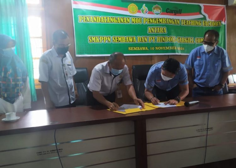 Presiden Direktur PT Hindoli, unit bisnis CTP di Sumatera Selatan Anton Asmara dan Kepala SMKPP Negeri Sembawa Ir Mattobi'i, MP, saat menandatangani MoU, di SMK PP Negeri Sembawa, kabupaten Banyuasin, Rabu (10/11/2021). (fornews.co/ist)