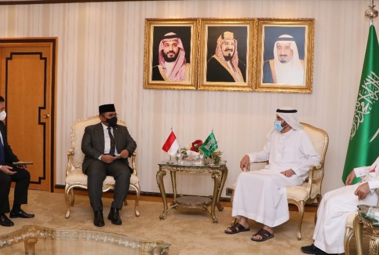 Pertemuan Menag RI Yaqut Cholil Qoumas, dengan Menteri Haji dan Umrah Arab Saudi, di Mekah, Senin (22/11/2021). (fornews.co/foto: humas kemenag)