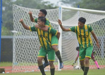 Pemain PS Palembang melakukan selebrasi usai mencetak gol ke gawan Persotim OKU Timur, pada semifinal Piala Gubernur Sumsel 2021, di Stadion Atletik JSC, Senin (15/11/2021). (fornews.co/ist)