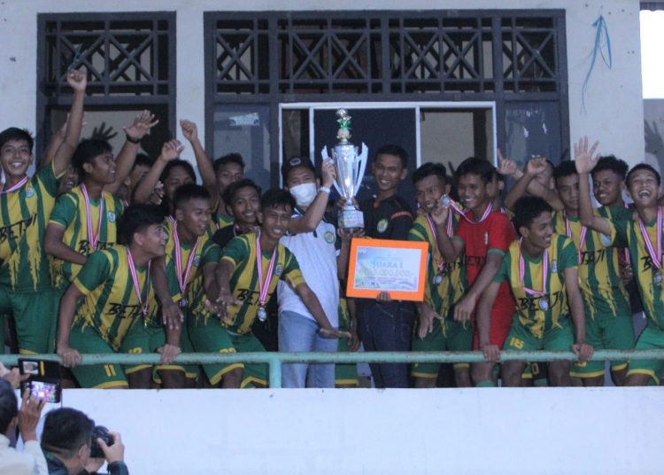Presiden PS Palembang, Ratu Dewa dan Pelatih Mahyadi Panggabean bersama seluruh pemain, merayakan kemenangan setelah menjadi juara Piala Gubernur U20 di Stadion Kamboja, Selasa (02/11/2021). (fornews.co/ist)