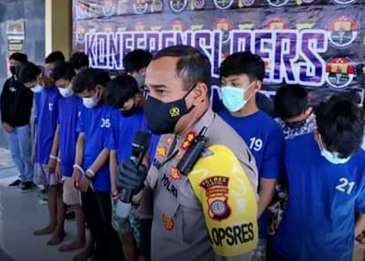 GEROMBOLAN pelaku kejahatan jalanan berstatus pelajar berhasil dibekuk jajaran Polres Bantul. Kapolres Bantul, AKBP Ihsan SIK, menjelaskan kronologi penangkapan para pelaku kejahatan di depan awak media. (fornews.co)