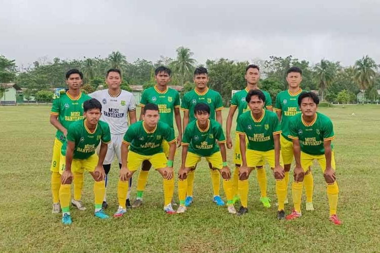 Tim Sepakbola Muba saat bersiap-siap menghadapi Tim Palembang pada Porprov XIII di Lapangan Sepakbola Pusatpur, OKU Timur, Sabtu (20/11/2021) pagi. (fornews.co/humas pemkab muba)