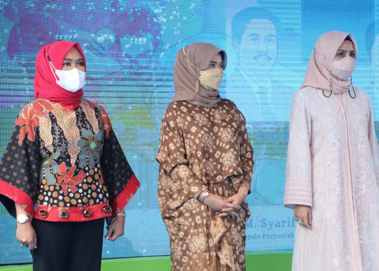Wakil Ketua I TP PKK Muba, Susy Imelda (tengah) saat akan dilantik sebagai Bunda Literasi Kabupaten Muba, di Taman Bukit Siguntang, Sabtu (6/11/2021). (fornews.co/humas pemkab muba)