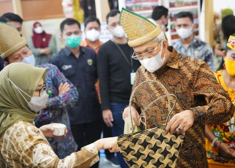 Wagub Sumsel, Mawardi Yahya, saat melihat tas hasil dari kerajinan tangan pada pameran hasil kegiatan restorasi gambut yang digelar di auditorium PIM, Sabtu (27/11/2021) siang. (fornews.co/humas pemprov sumsel)