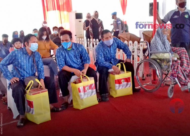 WARGA difabel tampak ngobrol santai usai menerima bantuan sembako dari Itwasum Polri pada Kamis (16/12/2021) di halaman Polsekta Yogyakarta. (foto fornews.co/adam)