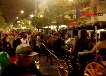 MALIOBORO setiap hari pukul 18.00-21.00 WIB hanya diperuntukkan bagi pejalan kaki. Kendaraan hanya diperbolehlan melintas setelah pembatasan waktu berakhir. (foto fornews.co/adam)