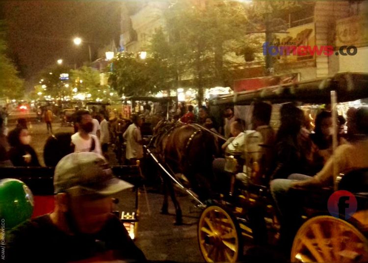 MALIOBORO setiap hari pukul 18.00-21.00 WIB hanya diperuntukkan bagi pejalan kaki. Kendaraan hanya diperbolehlan melintas setelah pembatasan waktu berakhir. (foto fornews.co/adam)