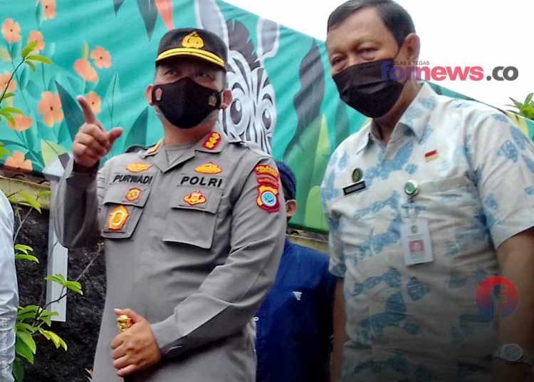 KAPOLRESTA Yogyakarta, Kombes Pol Purwadi Wahyu Anggoro SIK, didampingi pamong pemerintah setempat saat malihat langsung Polsek Rintisan Ramah Anak di Polsek Kotagede, Yogyakarta, Jum'at (3/12/2021). (foto fornews.co/adam)