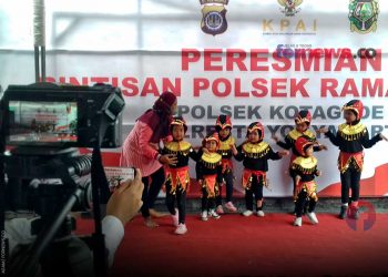 ANAK-ANAK PAUD Kemantren Kotagede mengenakan kostum khusus menampilkan tari "Semut" saat peresmian Polsek Ramah Anak di Polsek Kotagede, Yogyakarta, Jum'at (3/12/2021). (foto fornews.co/adam)