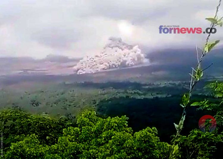 TERLIHAT dari kejauhan awan panas guguran Gunung Semeru di Lumajang, Malang, Jawa Timur pada Kamis (16/12/2021) pukul 09.00 WIB. (foto fornews.co)