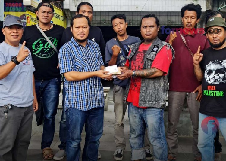 KETUA Presidium FA UIB Jateng-DIY, Anang Imamuddin, SP, menerima bantuan uang hasil penggalangan dana oleh komunitas musisi di Borobudur untuk disalurkan ke para pengungsi bencana Semeru di Lumajang, Jawa Timur. (foto fornews.co)