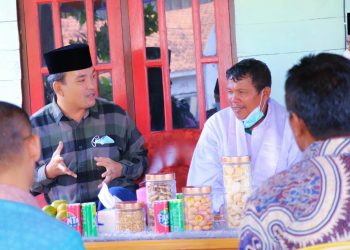 Plt Bupati Muba, Beni Hernedi saat berada di kediaman umat Kristiani di Kecamatan Sungai Lilin, Sabtu (25/12/2021). (fornews.co/humas pemkab muba)