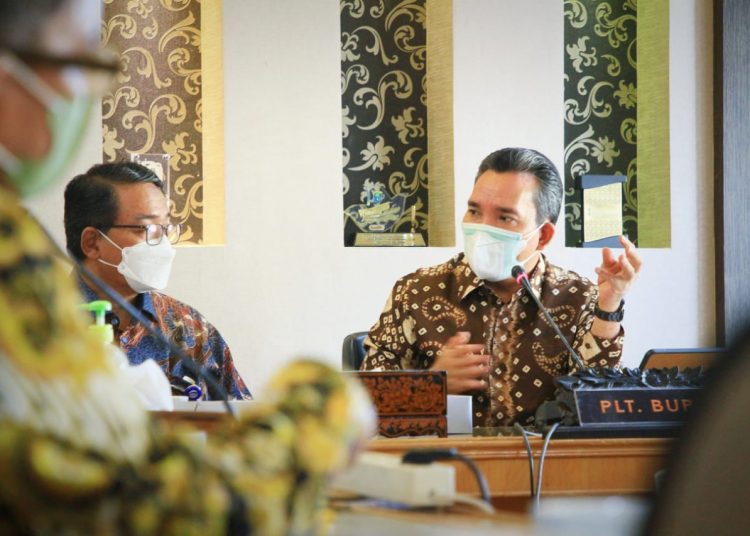 Plt Bupati Muba, Beni Hernedi dan Kepala BPKP Sumsel, Buyung Wiromo Samudro, saat bertemu di Kantor BPKP Sumsel, Jumat (24/12/2021). (fornews.co/humas pemkab muba)