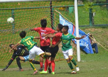 Pemain Persimuba (merah) saat berada di depan gawang PS Banyuasin, pada pertandingan akhir Grup A di Stadion Ria Jaya Komplek Pertamina, Minggu (12/12//2021). (fornews.co/ist)