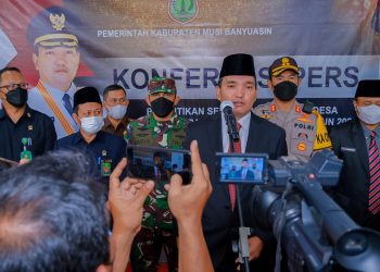 Plt Bupati Muba, Beni Hernedi, menjawab pertanyaan media usai melantik Kades terpilih di Opprom Pemkab Muba, Senin (27/12/2021). (fornews.co/humas pemkab muba)