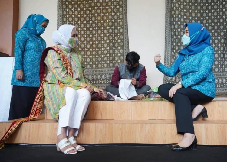 Ketua Umum TP PKK, Tri Tito Karnavian (kiri) bersama Ketua TP PKK Sumsel, Feby Deru saat berkunjung ke Kriya Sriwijaya, Rabu (1/12/2021). (humas pemprov sumsel)