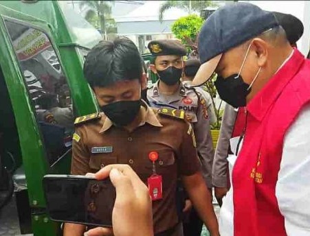 Tersangka kasus dugaan korupsi jual beli gas PDPDE Sumsel tahun 2009, Alex Noerdin, saat tiba di Kantor Kejaksaan Negeri (Kejari) Palembang, Rabu (22/12/2021) sore. (fornews.co/ist)
