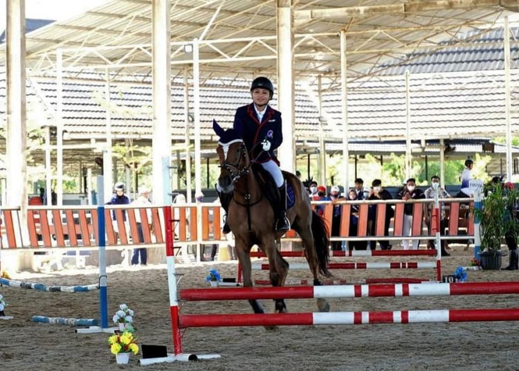 Salah satu peserta showjumping challenge Leanpuri Cup, saat melakukan aksi di 3D Stable Equastrian Centre, Sabtu (18/12/2021). (fornews.co/ist)