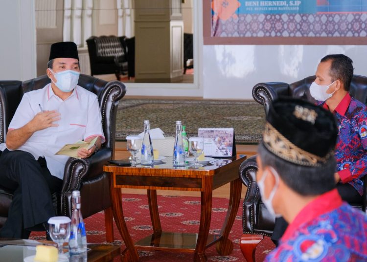 Plt Bupati Muba Beni Hernedi, saat menerima pengurus PPDI di Guest Pendopoan Griya Bumi Serasan Sekate, Selasa (28/12/2021). (fornews.co/humas pemkab muba)